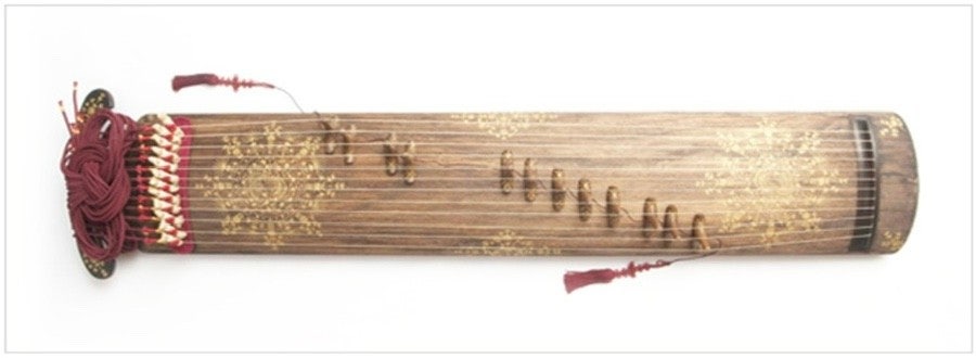 한국 전통 악기(가야금, 해금 등)가 세계 퓨전 음악에 활용되는 모습