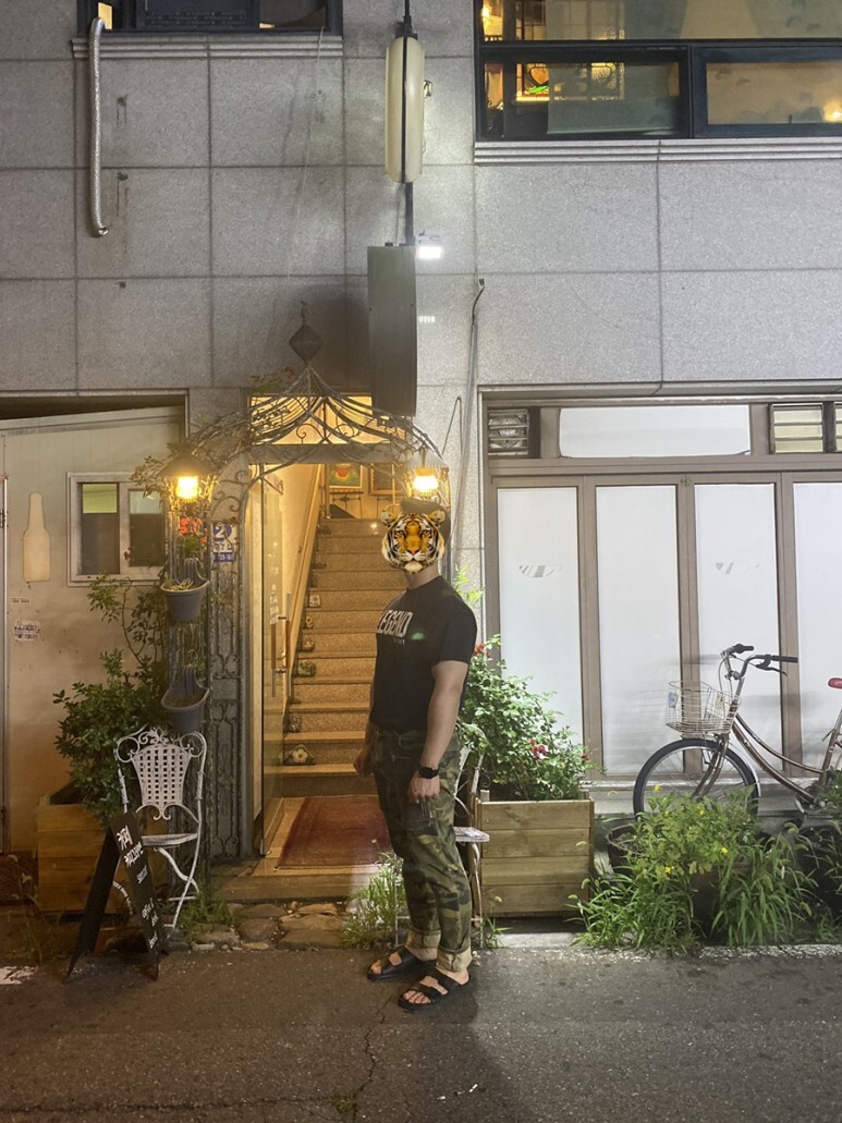 데일리 룩(오뭘입)_강경원 레전드 티셔츠, 레전드 티셔츠, 카모바지 보세, 버켄스탁 샌들, 꿀조합코디, OOTD