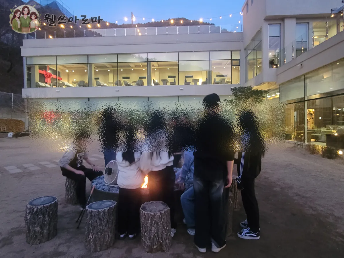 사하구-카페시온-캠프파이어하는아이들모습