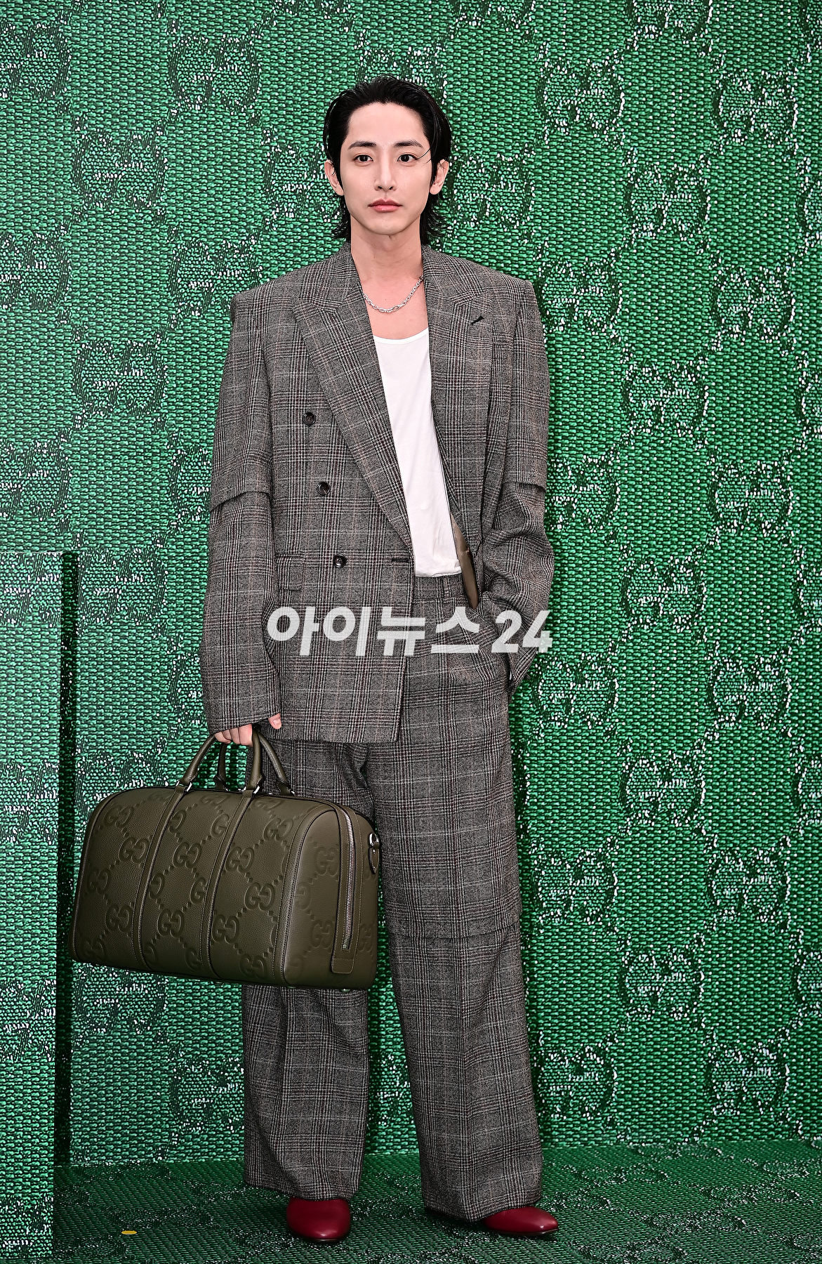 모델 이수혁이 6일 오후 서울 용산구 구찌가옥에서 열린 구찌(GUCCI) 신제품 출시 기념 행사에서 포토타임을 갖고 있다. [사진=곽영래 기자]