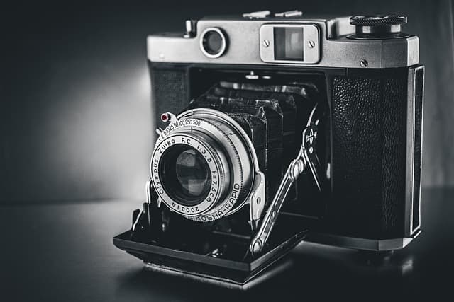 AI 기반 디지털카메라 자동 보정 기술과 RAW vs JPEG 논쟁