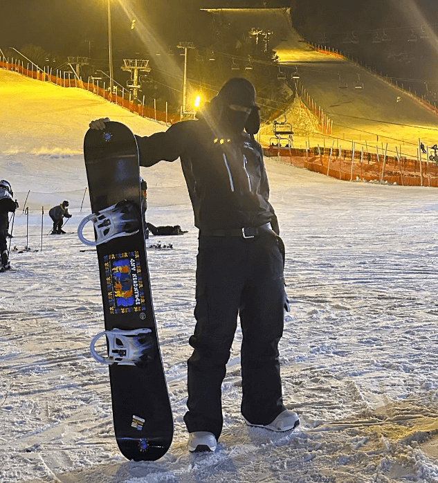 야간-스키장-보드를-들고-있는-송민호