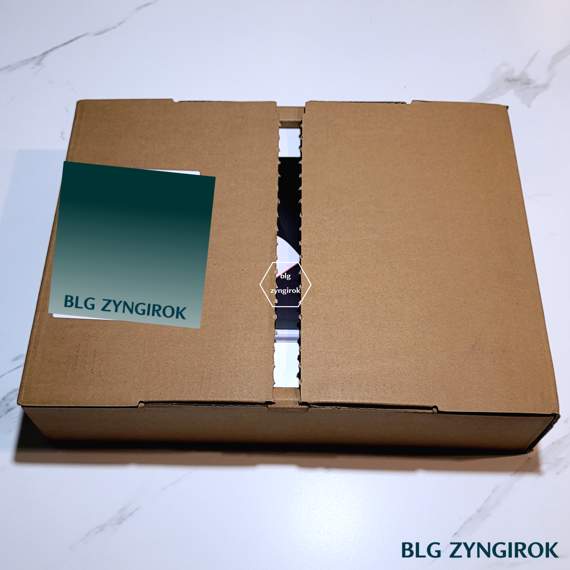 맥북-종이-상자의-뜯는-부분을-뜯은-모습