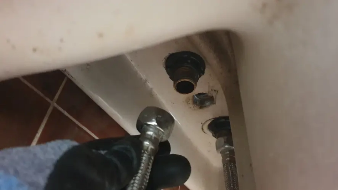 세면대 호스 분리 모습