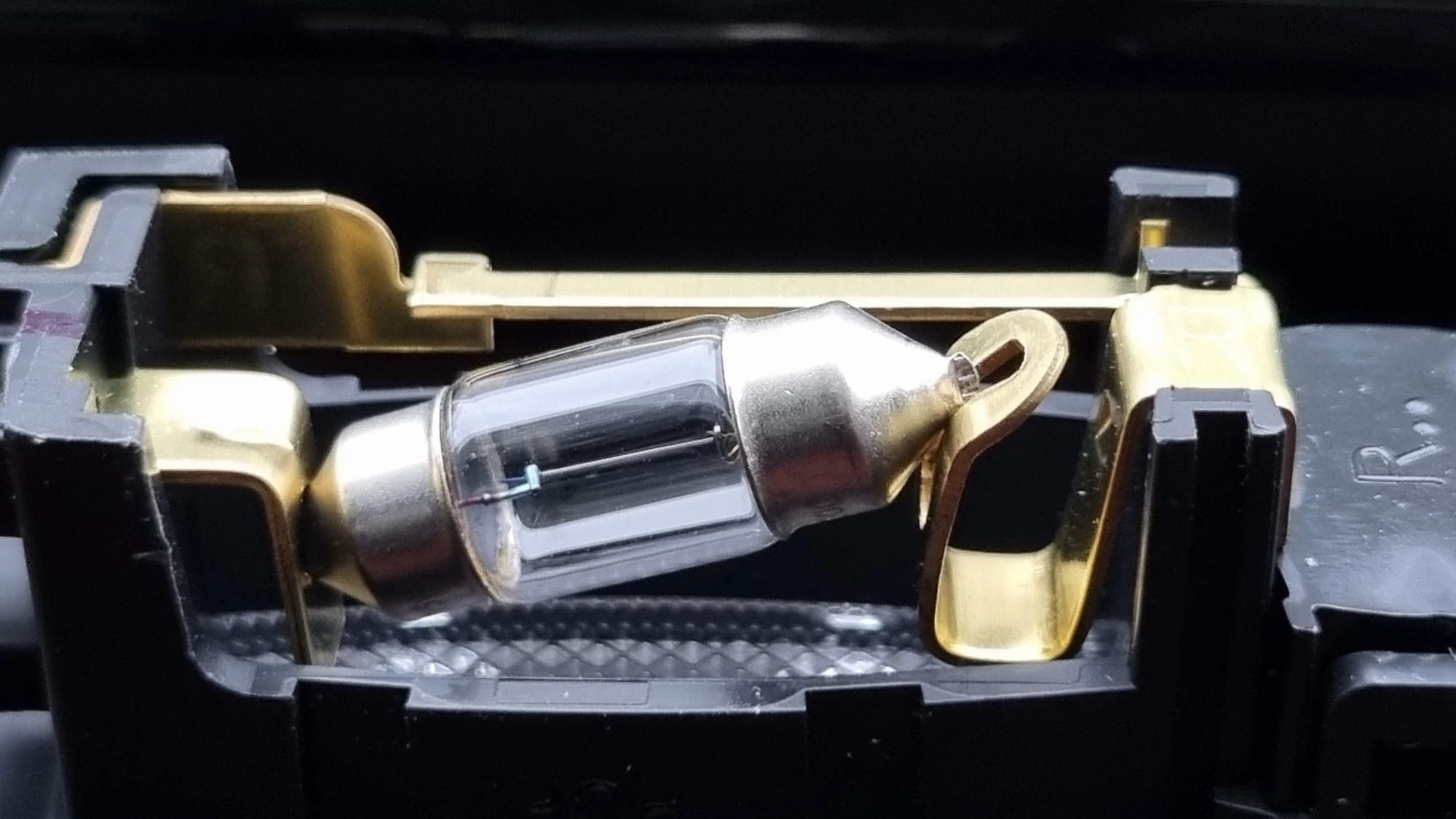 화장등 전구 끼우는 모습