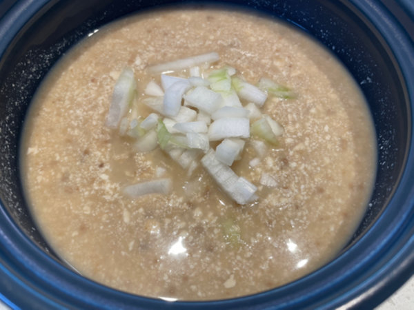 양파 작게 썰어 뚝배기에 담기