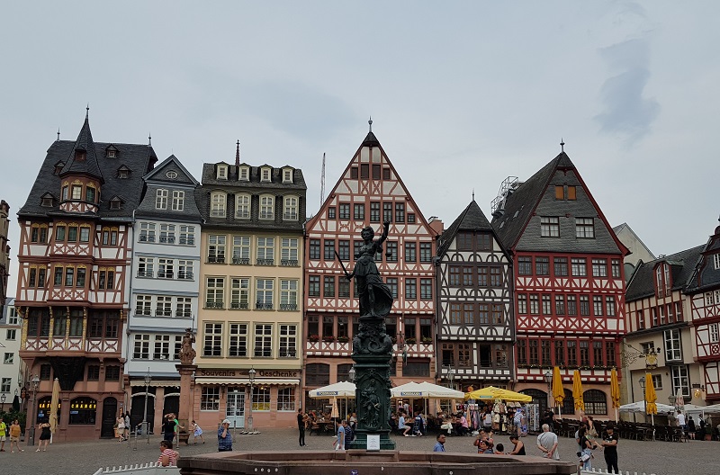 다닥다닥 붙어있는 유럽식 건물들의 입면