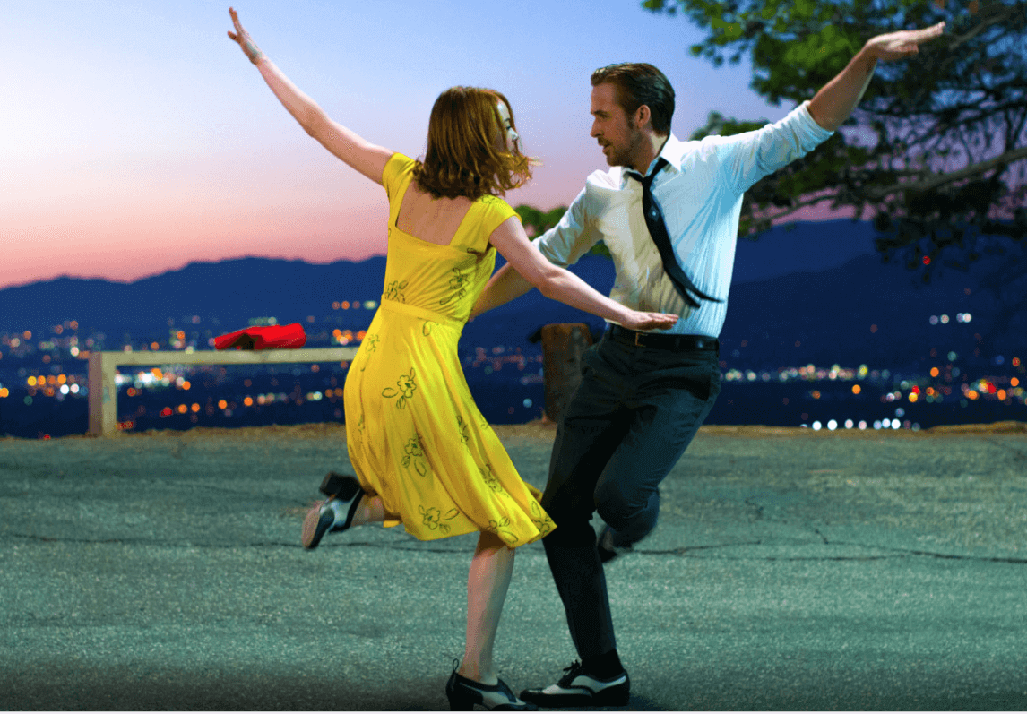 영화 라라랜드 스틸컷, 남녀 주인공이 함께 춤추는 장면