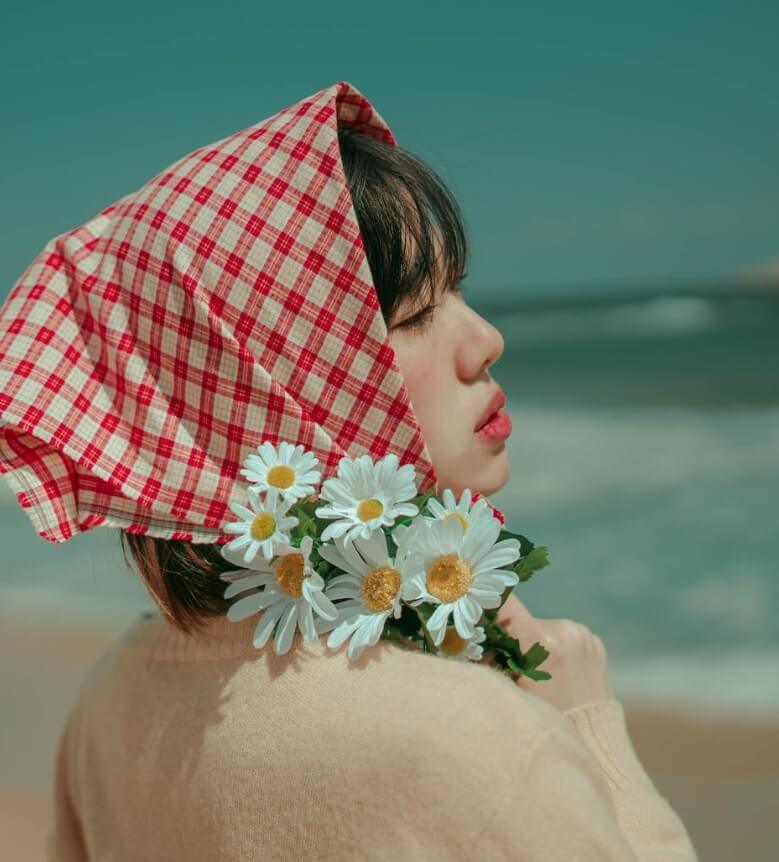 꽃을들고있는-여성의모습