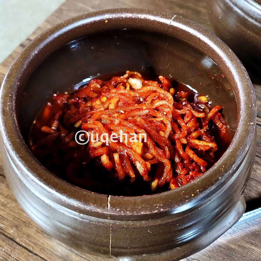 밀밭 칼국수 양주 본점 반찬 무채가 항아리 단지에 담겨져있다.