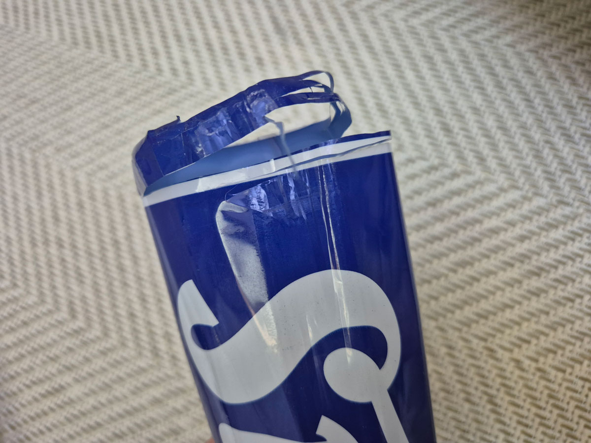 찢어져서 지저분한 팔각봉 필름 사진