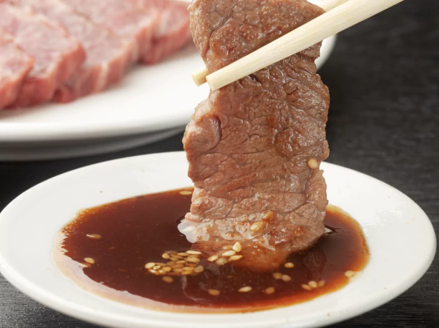 소스에 고기를 찍어먹는 모습