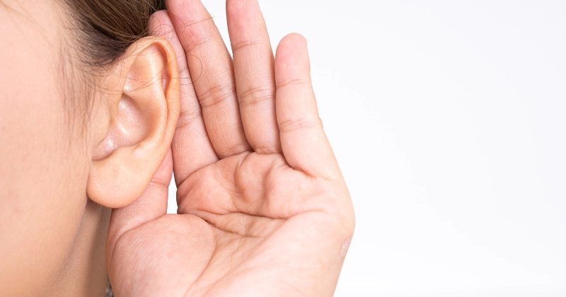 귀기울여 듣는 여성