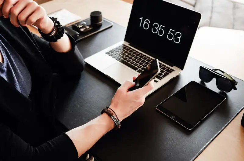 디지털-원격근무를-하는-모습