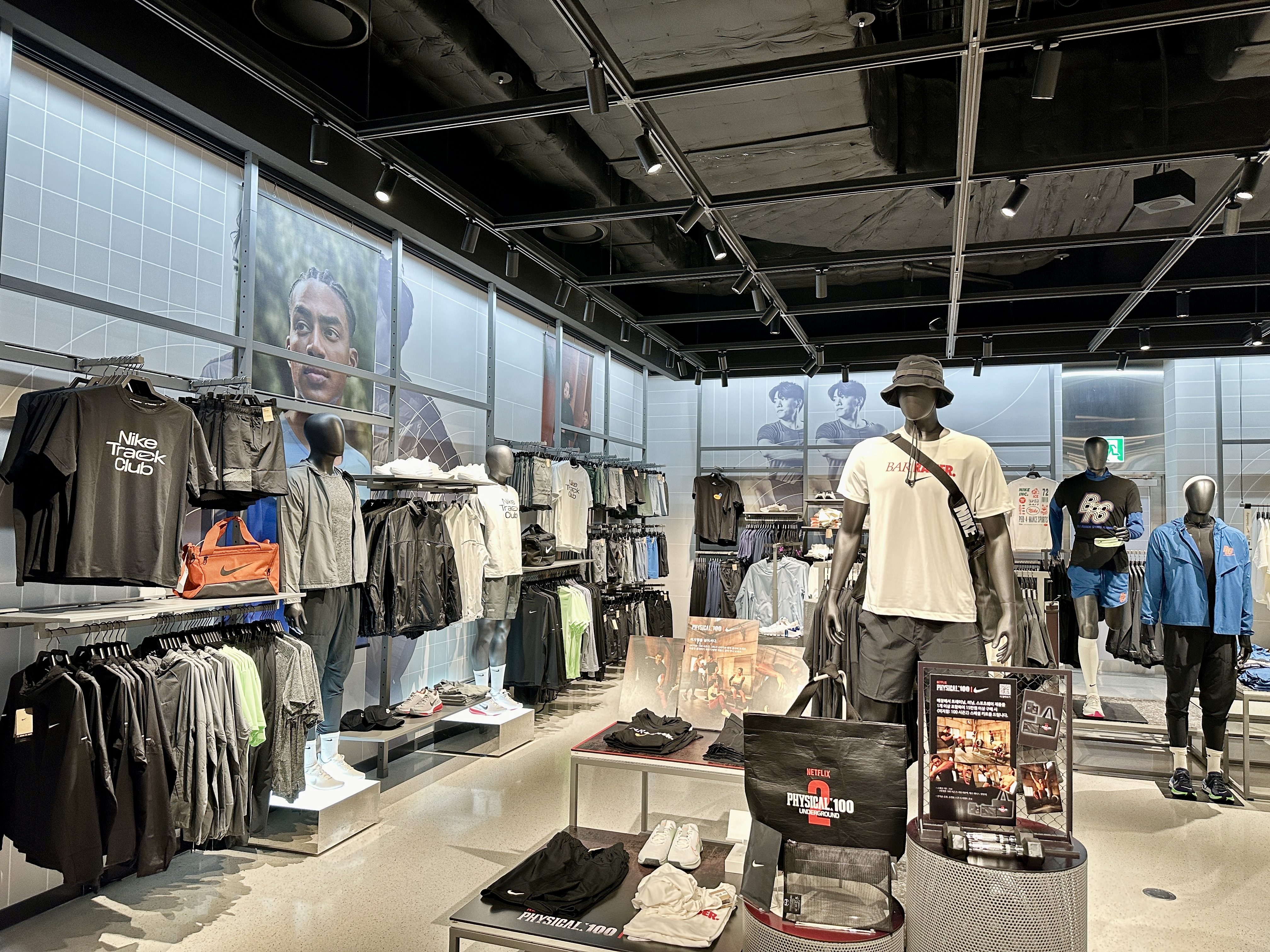 나이키 더현대서울점 의류