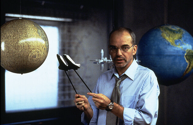 아마겟돈 작전을 설명하고 있는 과학자