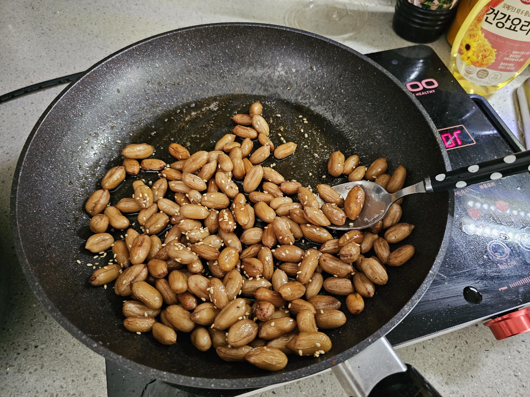 깨소금을 넣는다