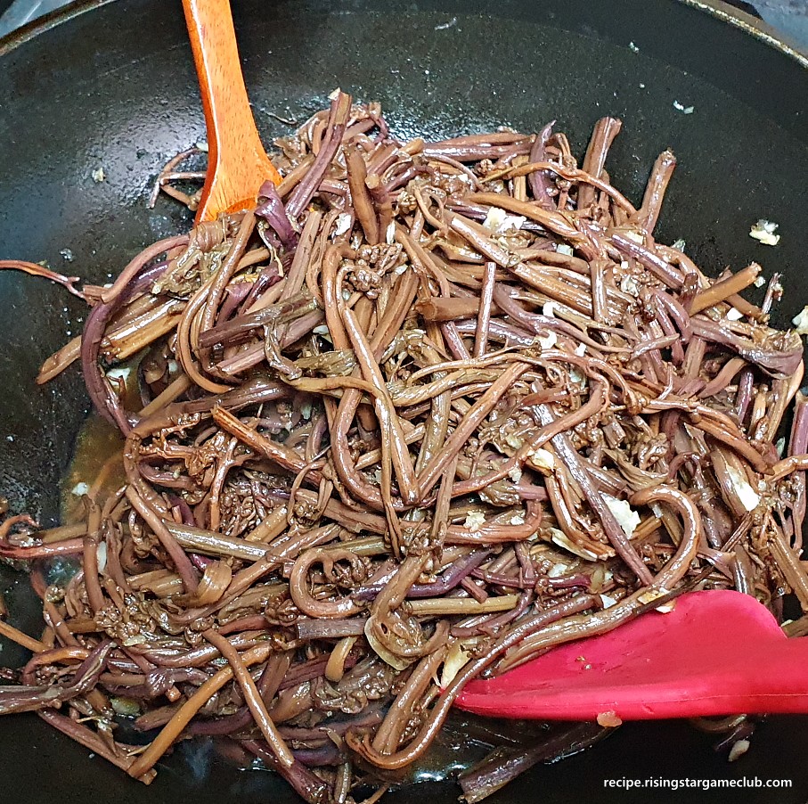 고사리나물을 볶아주는 사진