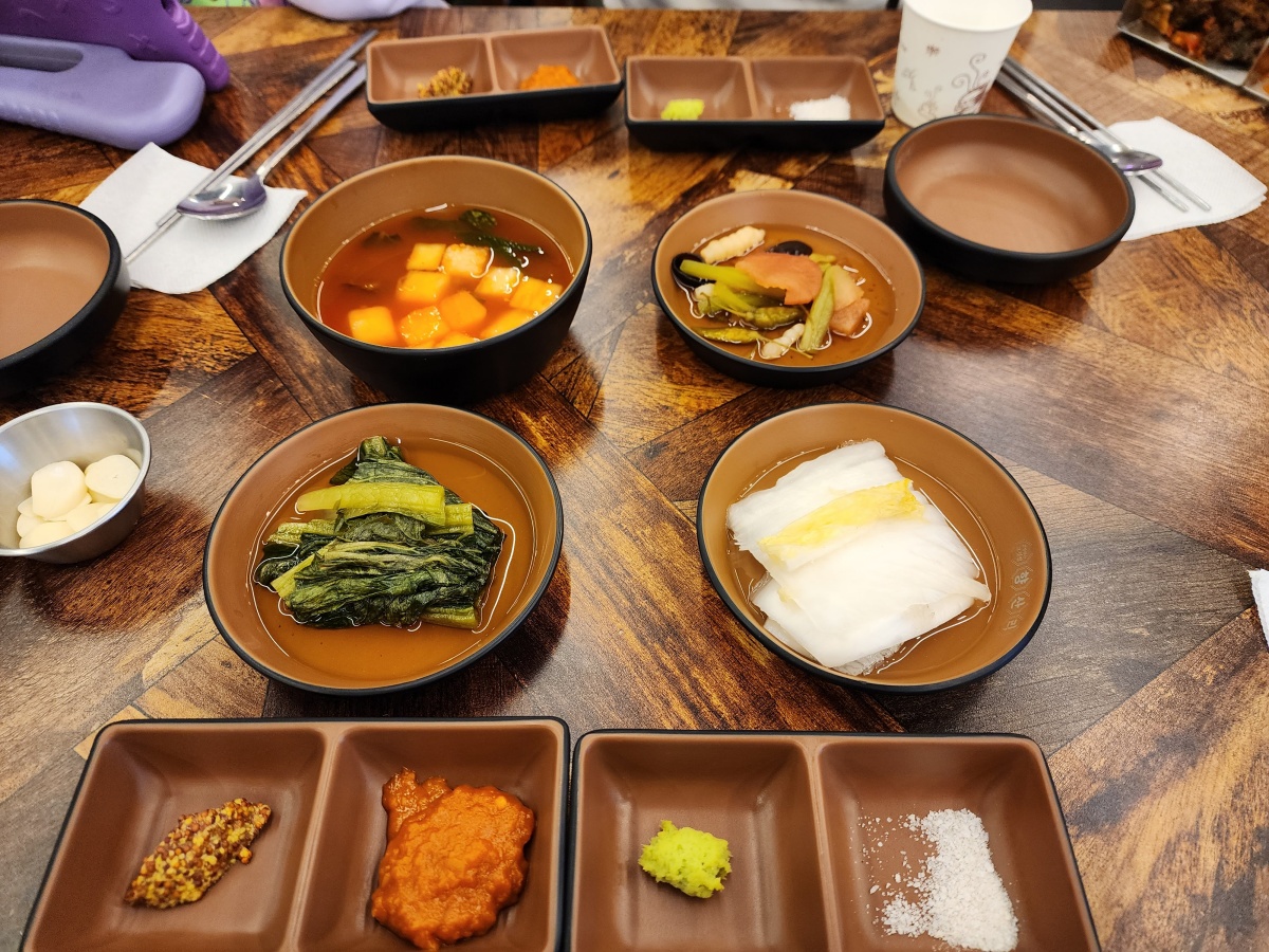 왼쪽 위부터 시계방향으로 열무깍두기&#44; 짱아찌&#44; 백김치&#44; 갓절임