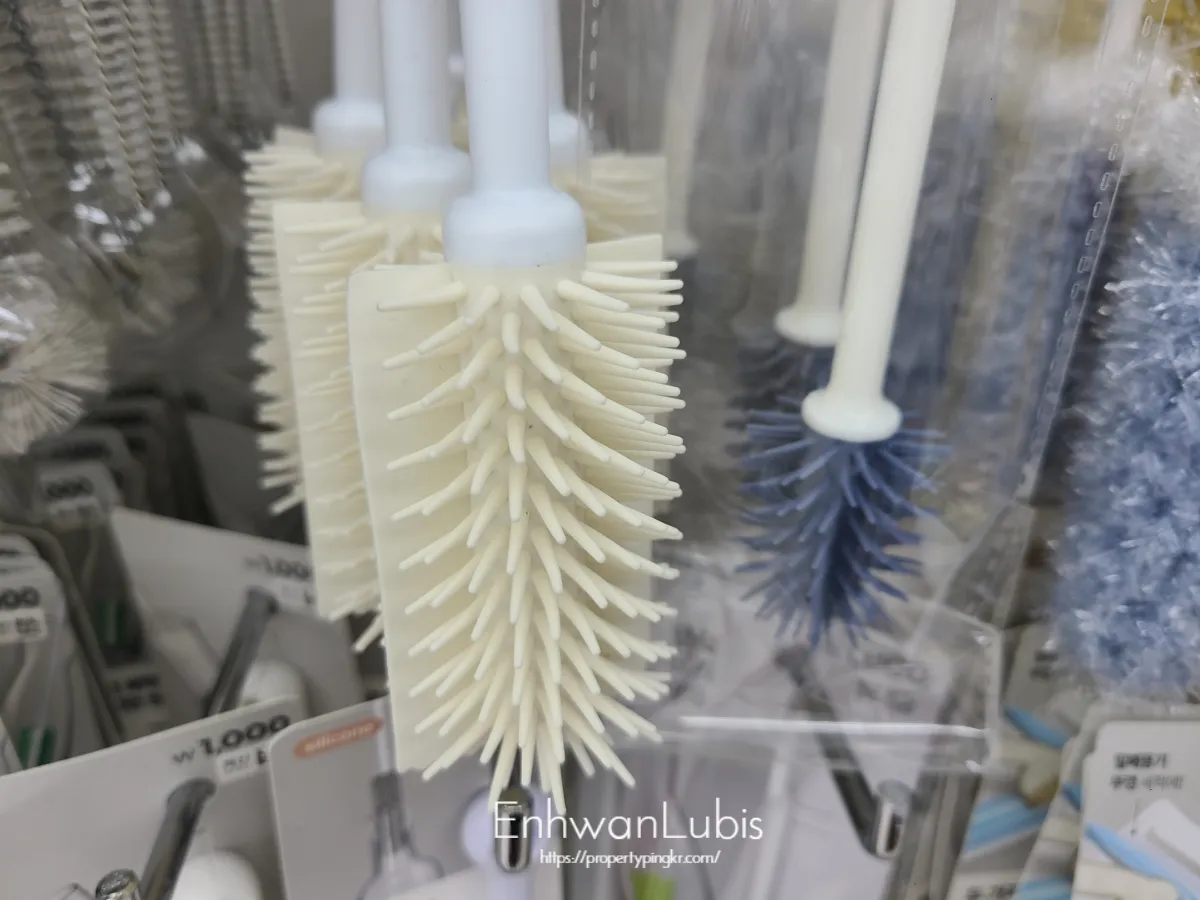 다이소에-판매중인-병세척솔중에-흰색실리콘세척솔-남색실리콘세척솔이-걸려있는-모습