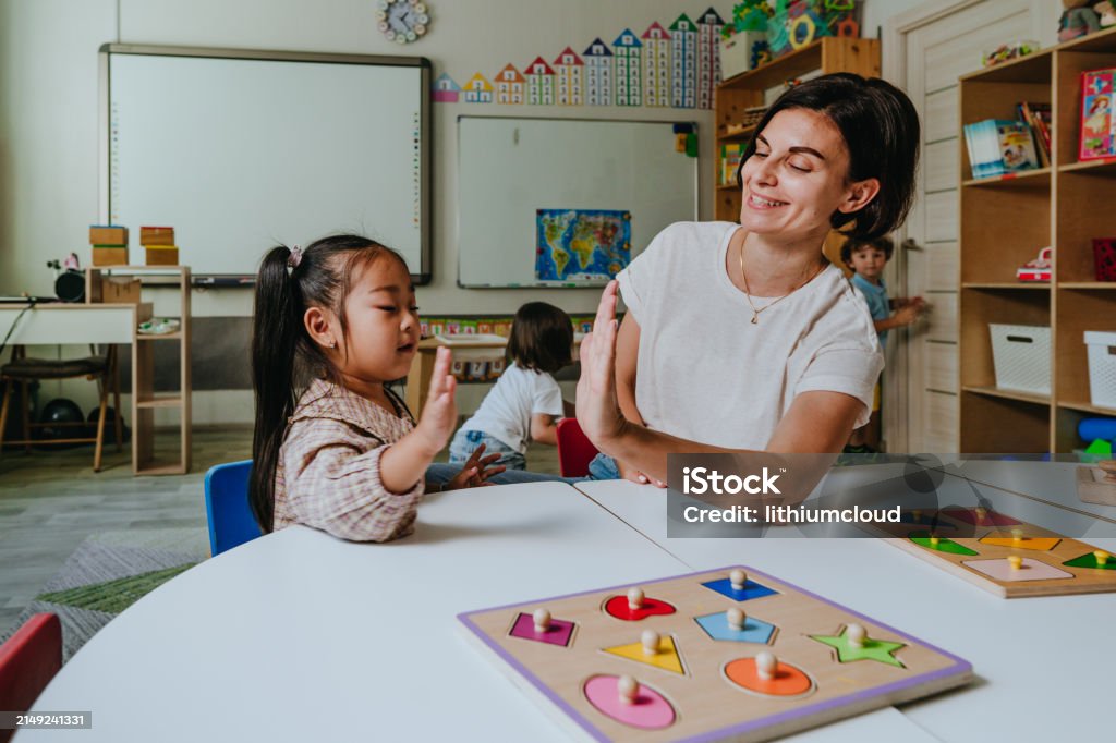 육아 지원금, 선생님과 아이의 놀이 상호작용 사진