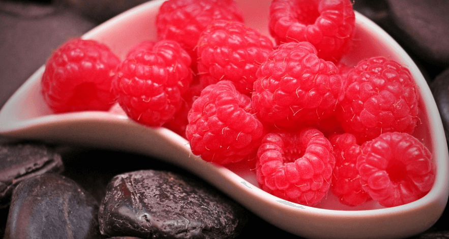 접시에 담겨 있는 라즈베리