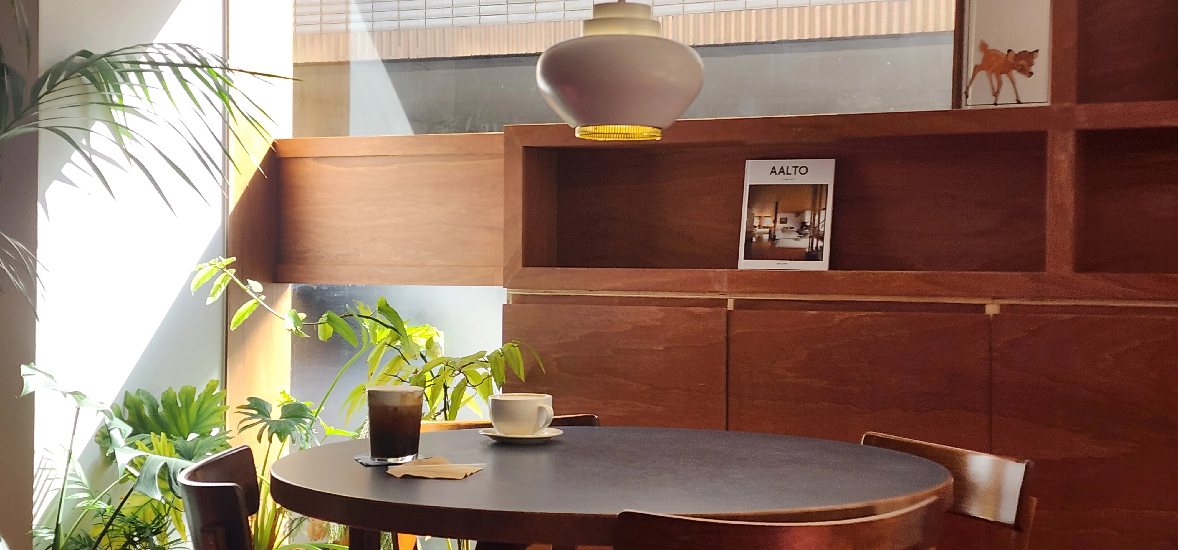 카페 내부 전체 풍경