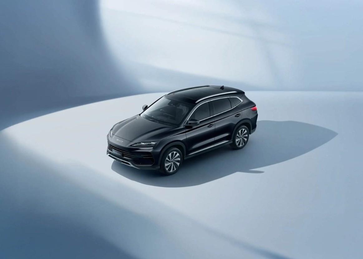 BYD 씨라이언 6의 세련된 블루 외관 전측면 레이아웃 / 출처: BYD 공식