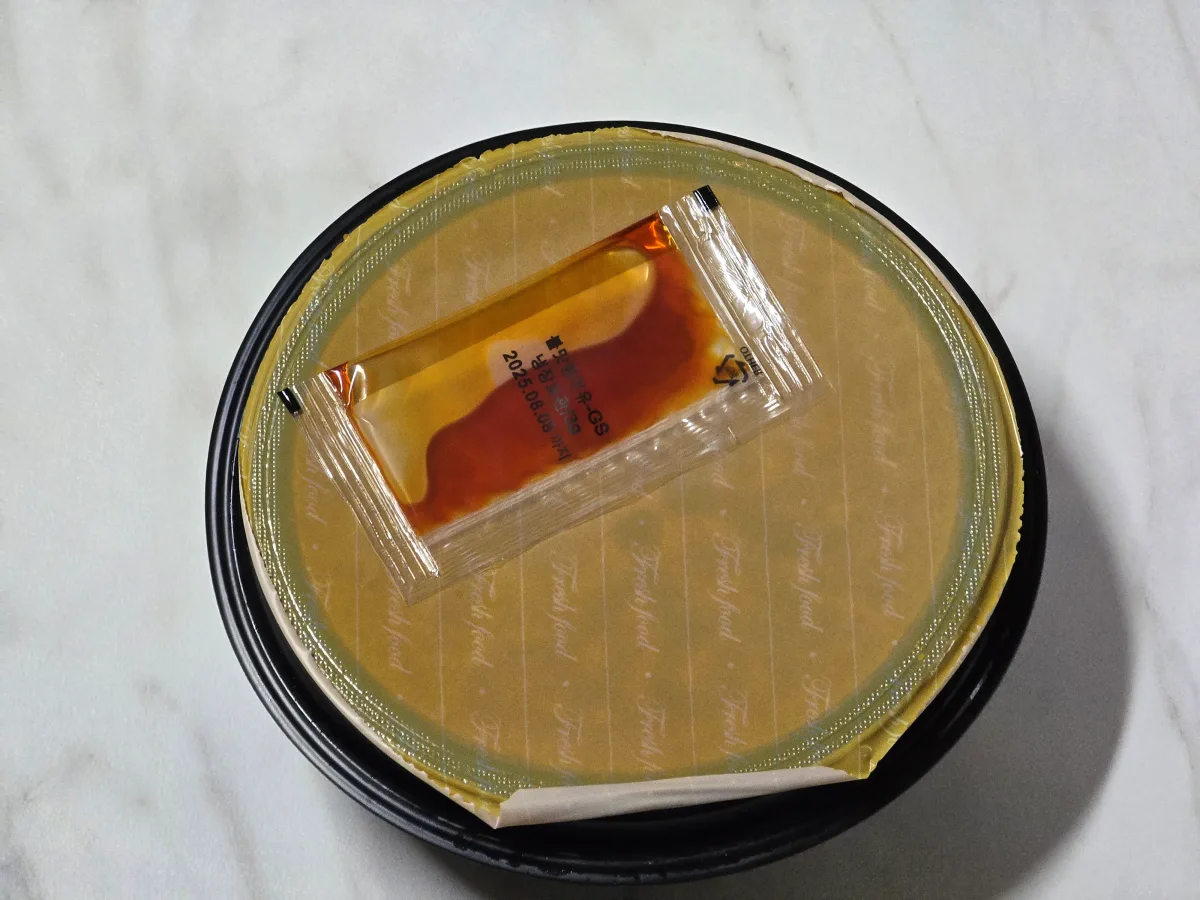 새우짬뽕탕 포장지를 뜯고 내용물이 보이는 사진