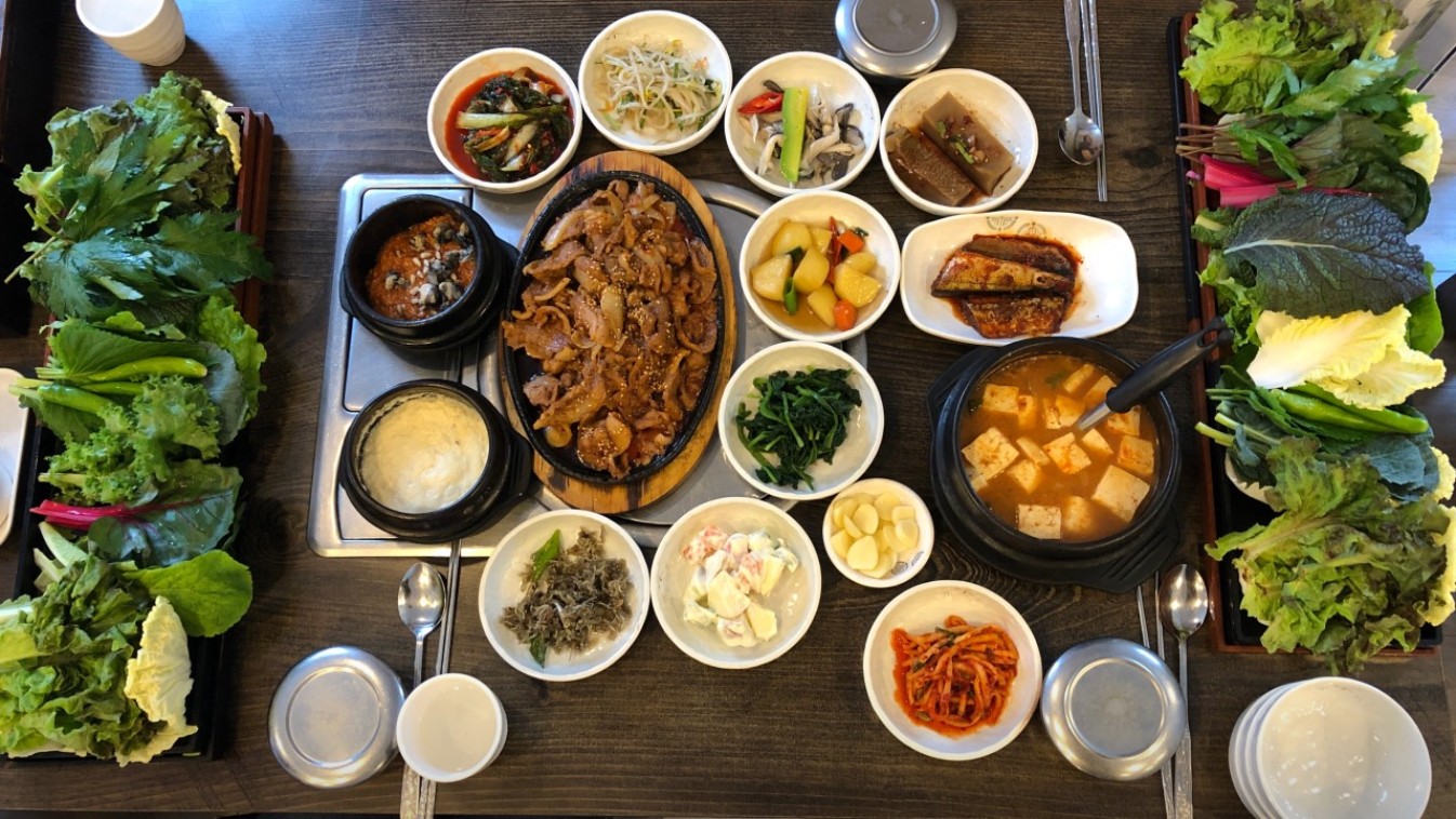 싱싱한 쌈채소와 푸짐한 한상차림