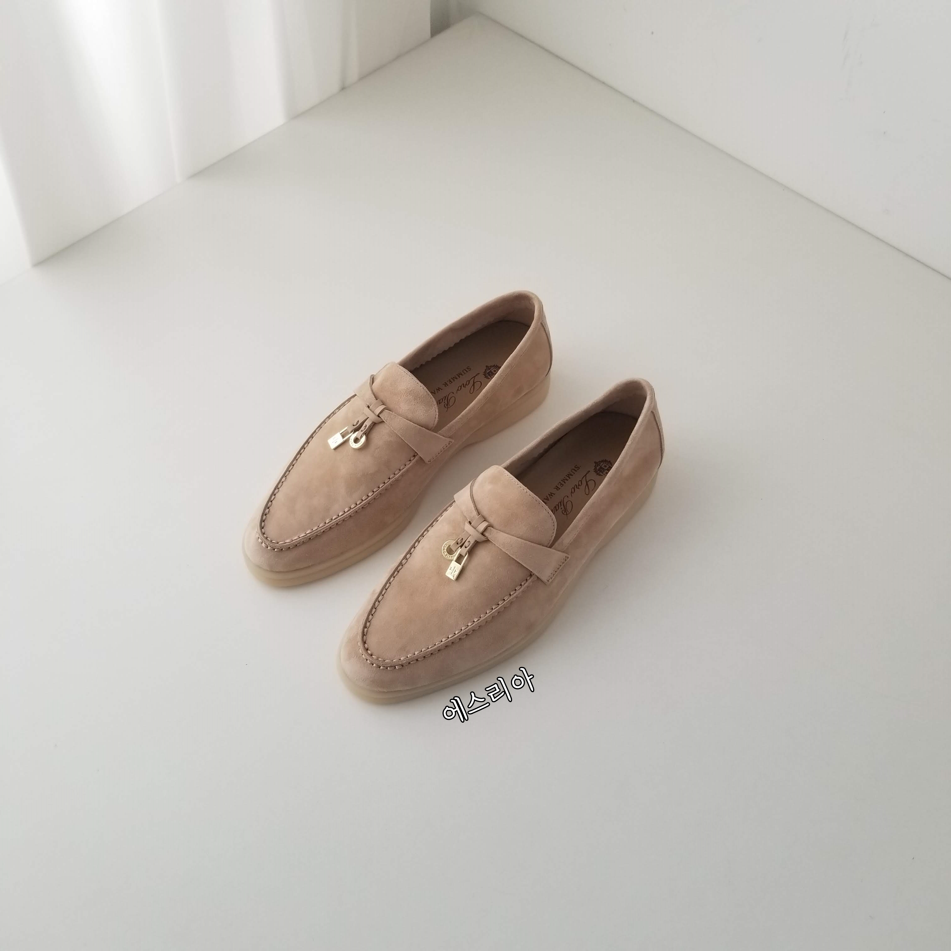 로로피아나 썸머워크 로퍼 샌드스톤 에스리아 실사