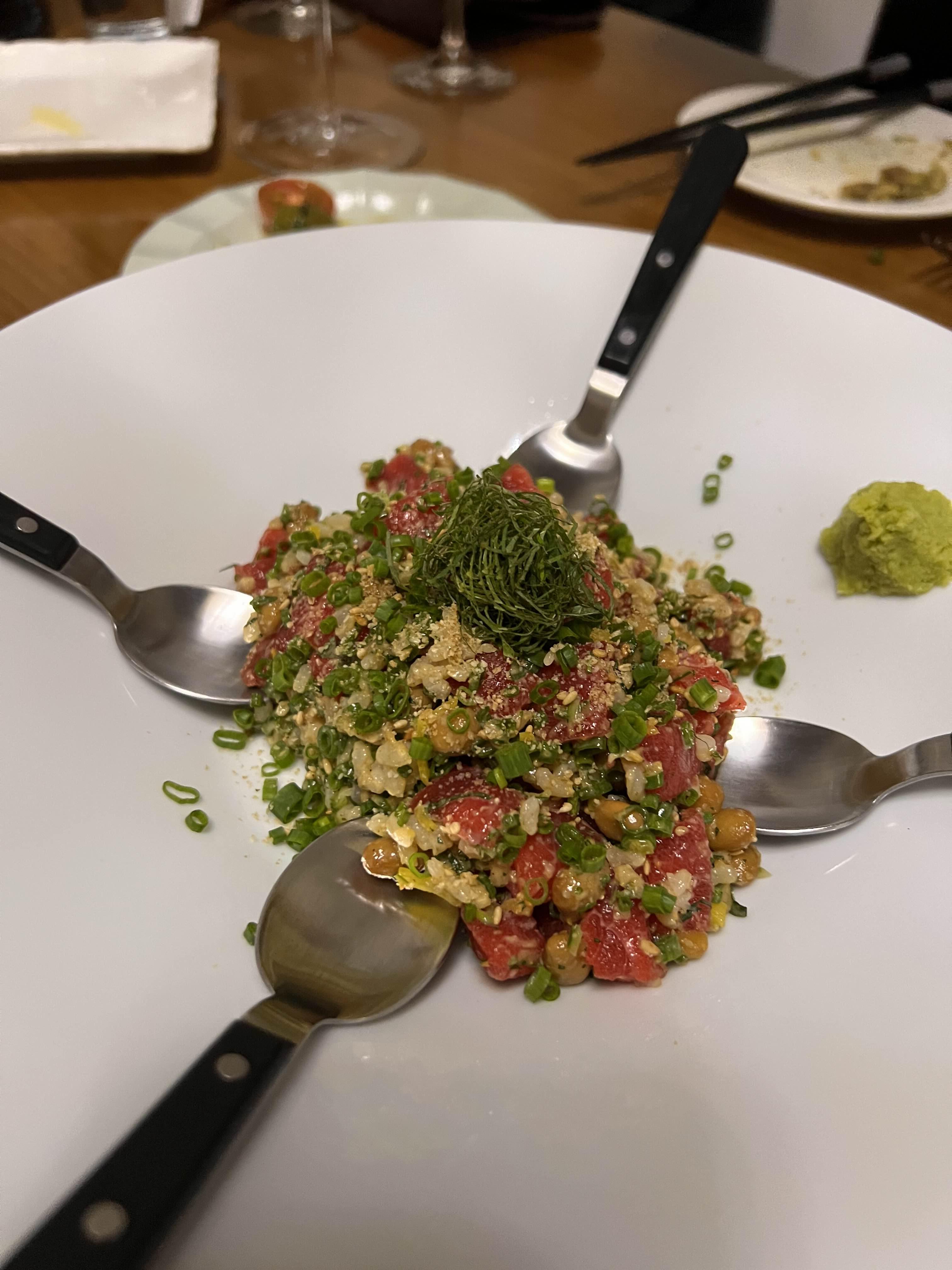 참치속살&#44; 마구로&#44; 현미를 섞어서 떠 먹는 메뉴다.