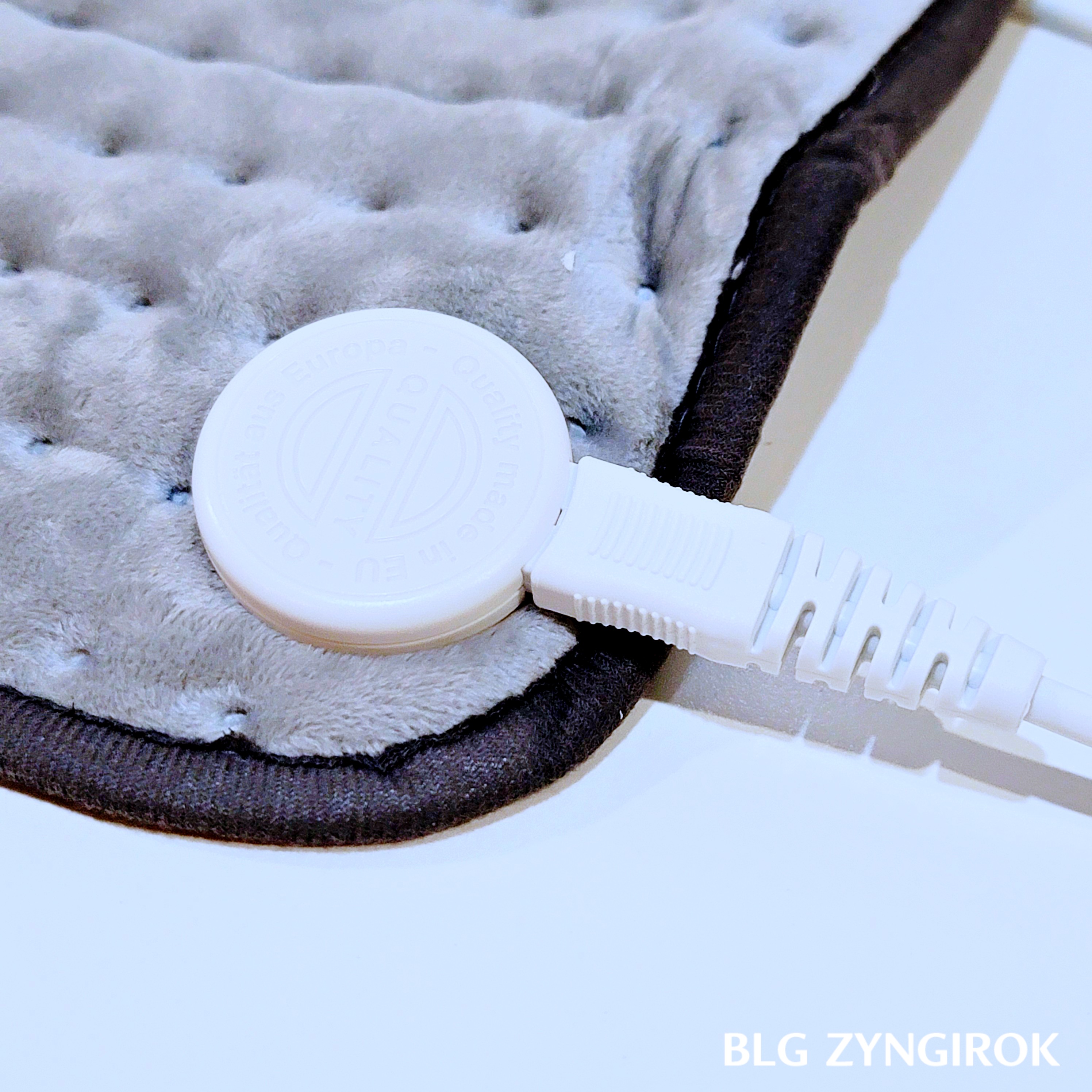 독일 Beurer 히트패드 케이블을 연결한 모습이다.