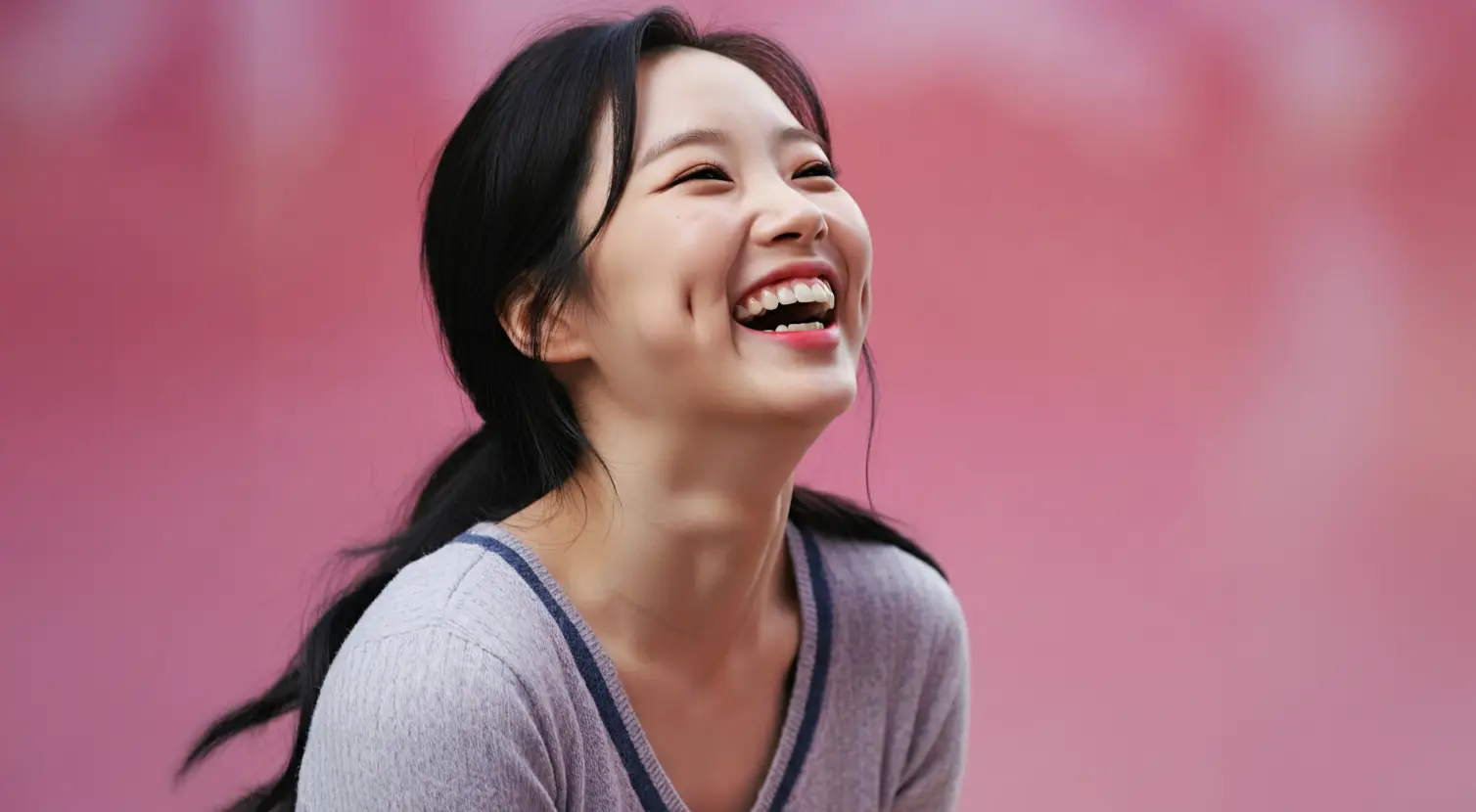 밝게 웃는 여성