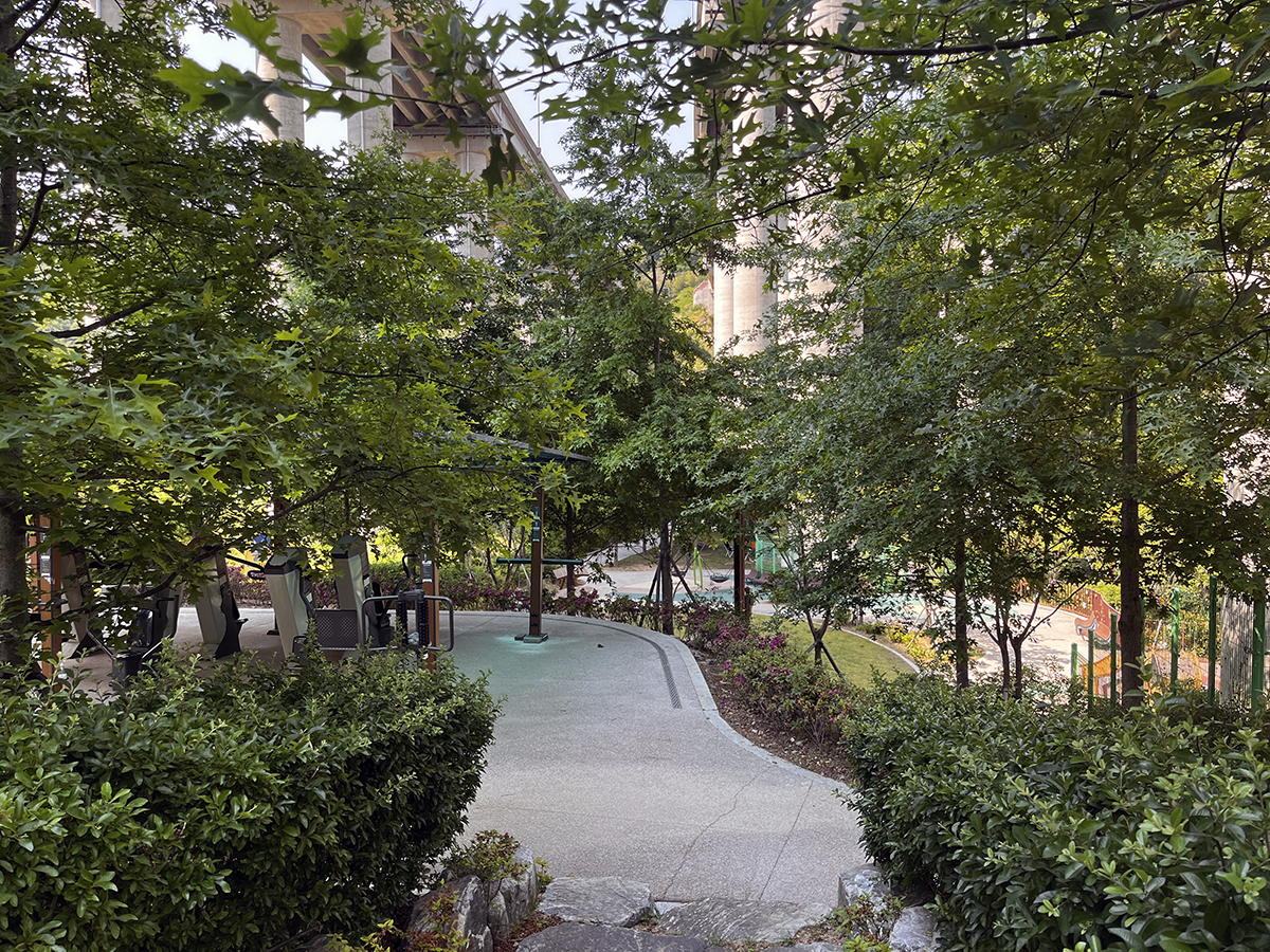 주차장 윗쪽 (안내도의 아래쪽 큰길 방향)