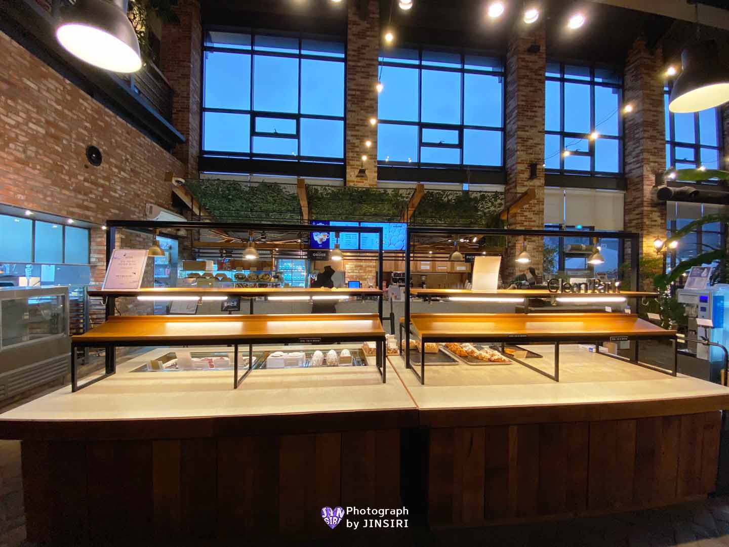 ๊นํฌ ์์ด ๋ฒ ์ด์ปค๋ฆฌ ์๋ฌผ์ ๋ํ ์นดํ ์์ธ๊ทผ๊ต ๋๋ผ์ด๋ธ ๊ธ๋ฆฐ๊ณต์