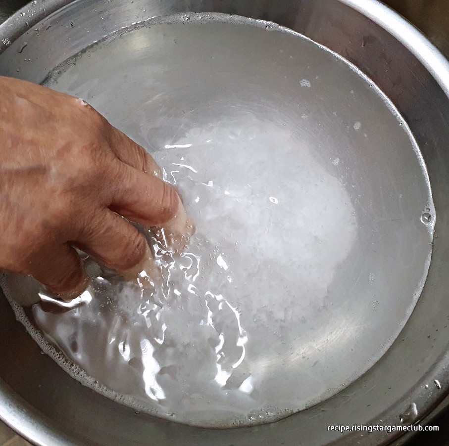 배추겉절이에 들어갈 배추를 절일 소금물을 만든 사진
