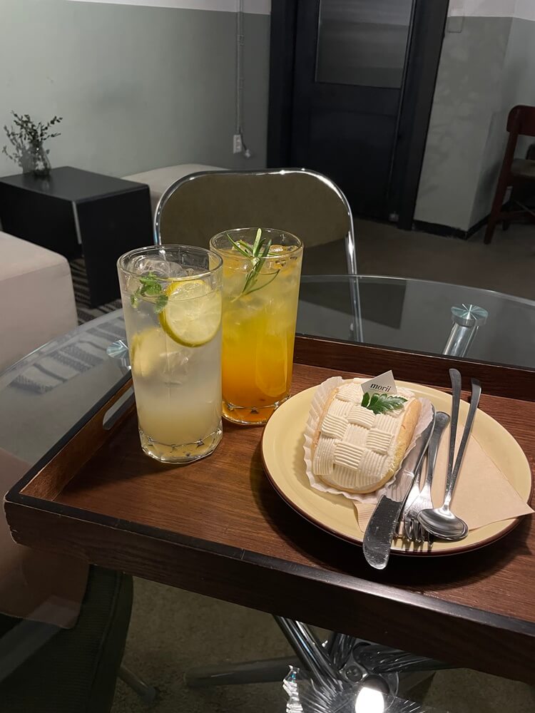 인스타 감성으로 찍힌 음료와 폴딩케이크