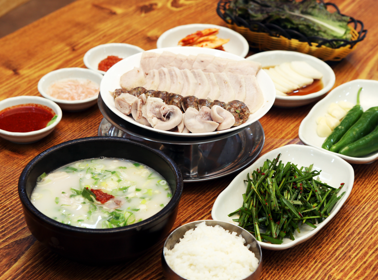쌍둥이 돼지국밥 사진입니다.