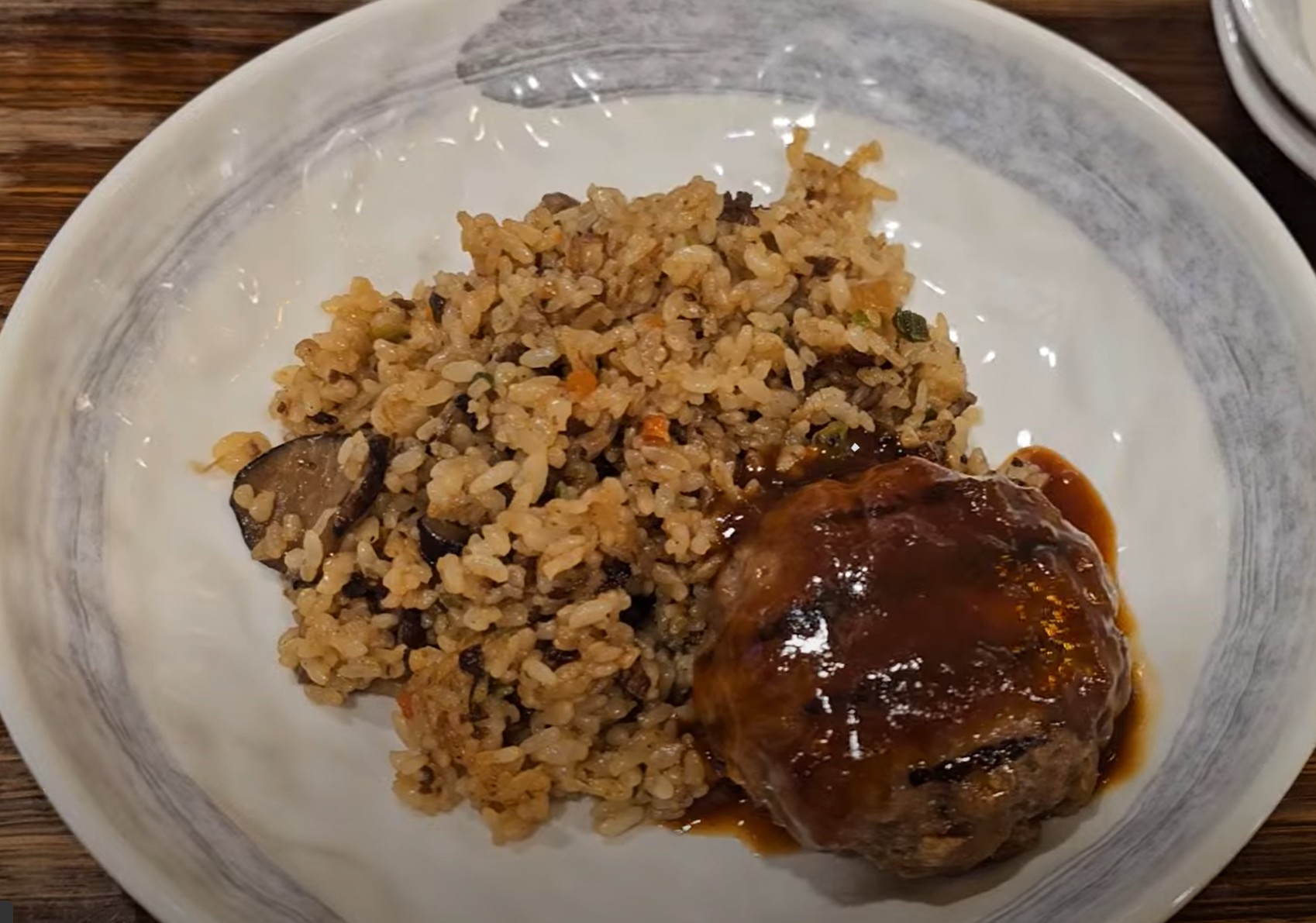 함박 스테이크 볶음밥과 국물 치즈 떡볶이