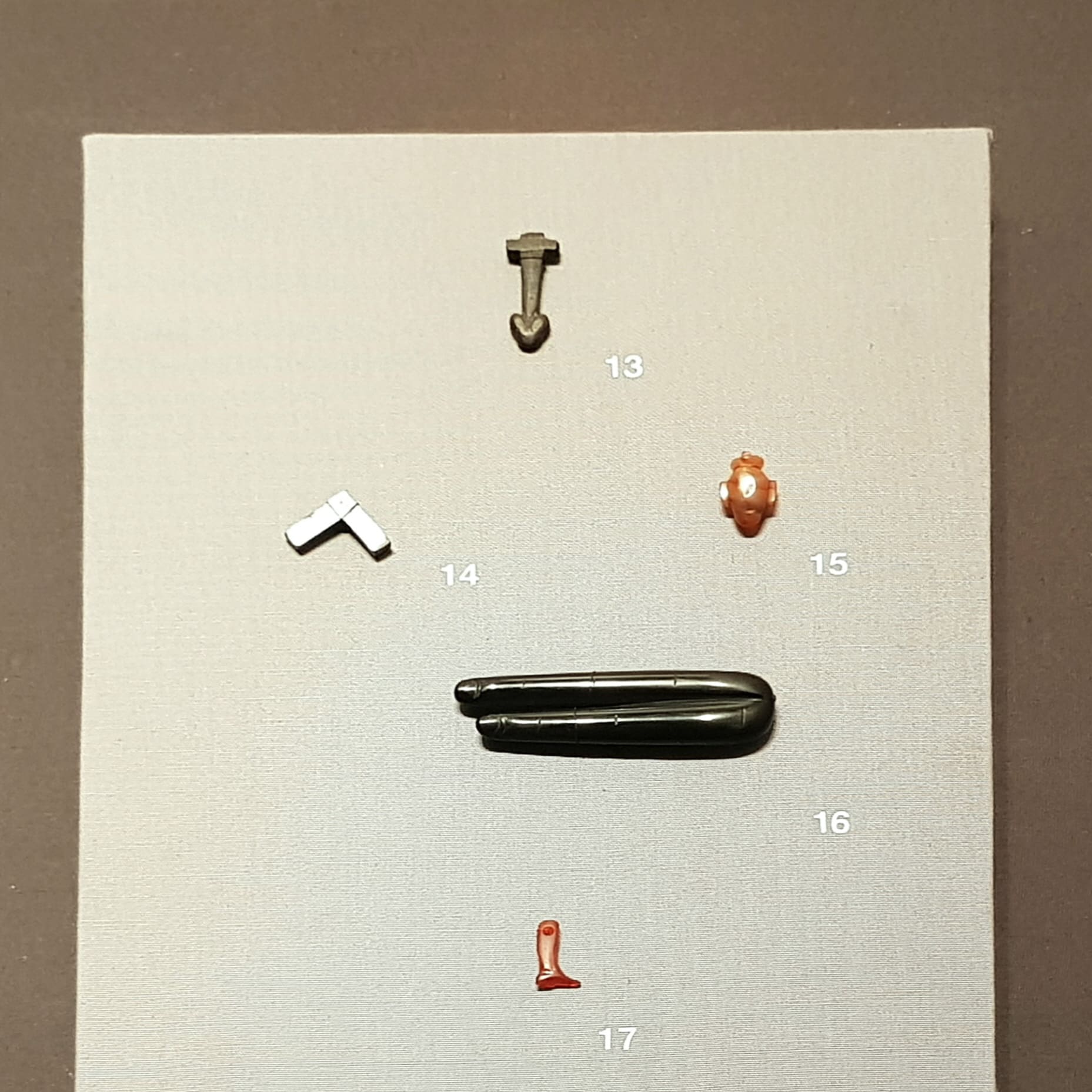 13폐와 기도 모양의 부적, 14삼각자 부적, 15심장 부적, 16두 개의 손가락 부적, 17인간 다리 부적