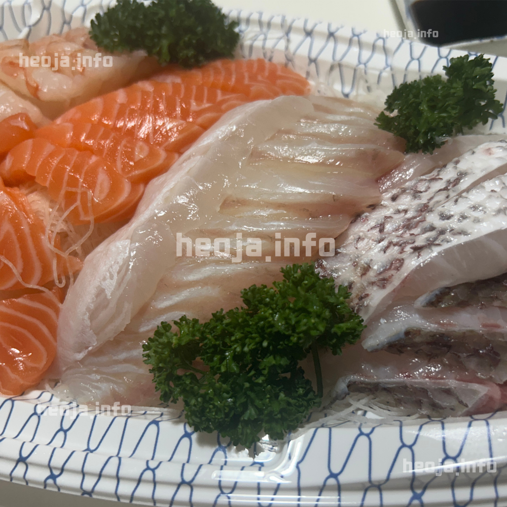 이마트 모듬회 대자 구성으로 홍새우, 연어, 광어, 참돔이 담긴 포장 회 사진