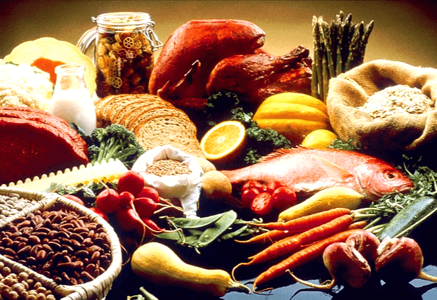 미네랄이 풍부한 식품들이 한가득 있다. 견과류, 살코기, 야채류, 통곡물, 생선 등이다.