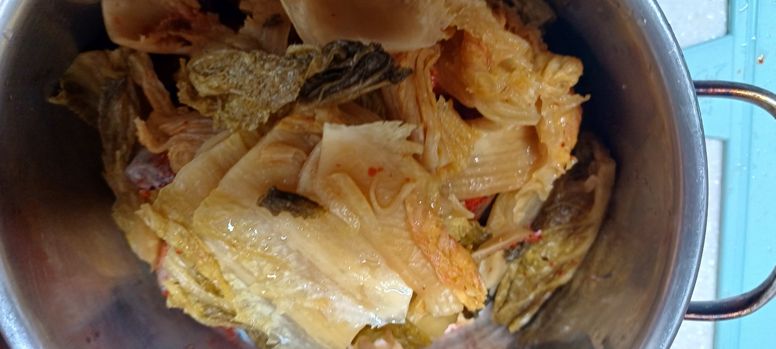 남아 있는 묵은지 올리기