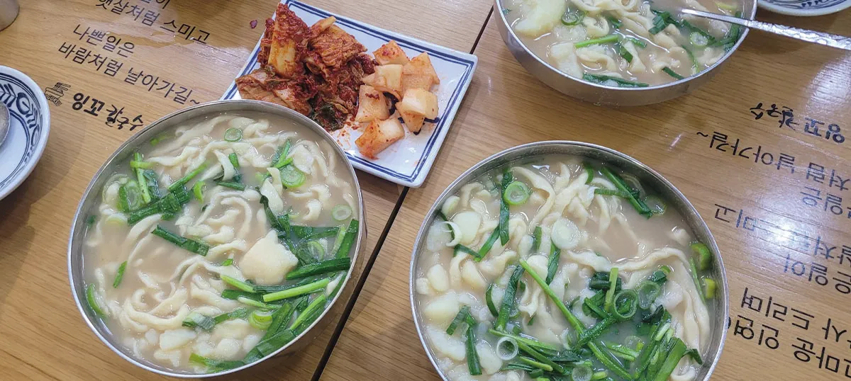 테이블위-김치-칼국수이미지