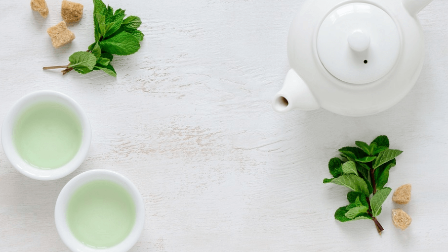 중성 지방 낮추는 방법으로 도움이 되는 녹차가 컵에 담겨 있다