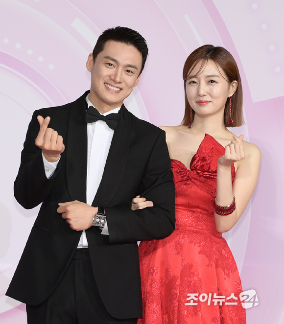 &#39;동상이몽2&#39; 방송인 오상진&#44; 김소영 부부가 17일 오후 서울 마포구 SBS 프리즘타워에서 열린 &#39;2022 SBS 연예대상&#39; 시상식에 참석해 포즈를 취하고 있다. [사진=정소희 기자]