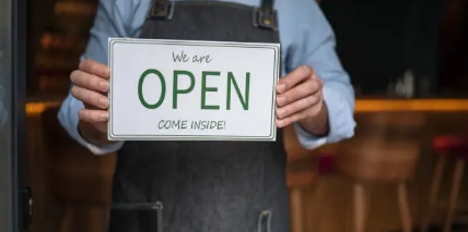 음식점 매장 문에 오픈 표찰 거는 모습