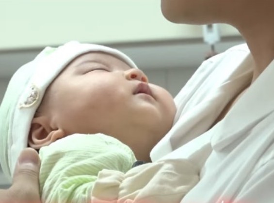 가수 이지훈 아기 안고 튀김 요리 시청자들 난리났다