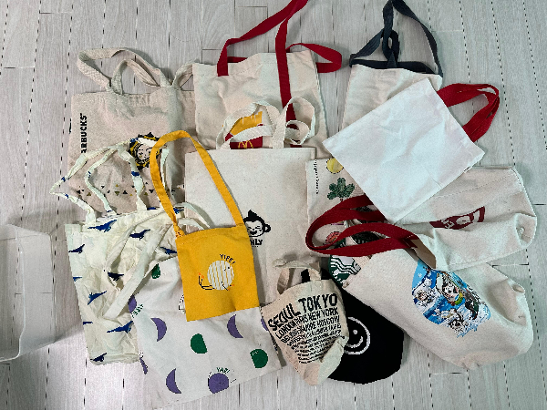 정리가 필요해 보이는 에코백